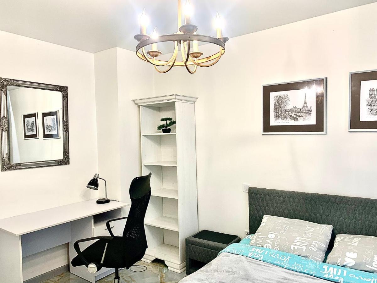 4-Room Jacuzzi Apartment Lviv Exterior photo
