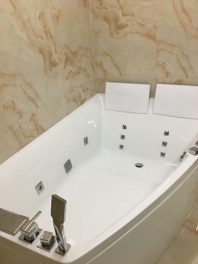 4-Room Jacuzzi Apartment Lviv Exterior photo