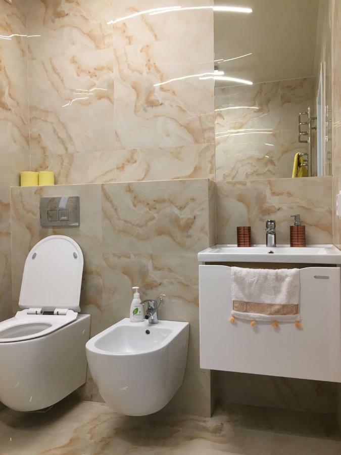 4-Room Jacuzzi Apartment Lviv Exterior photo